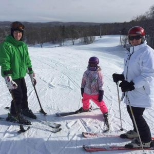 John ski en compagnie de sa fille et de sa femme.