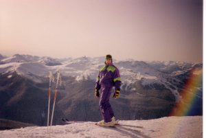 John Chafe dévale des montagnes en ski.