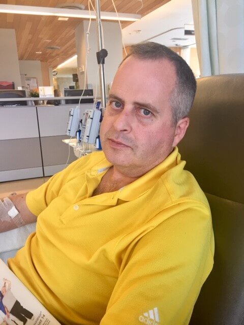 Ian McDonell est assis dans un fauteuil.