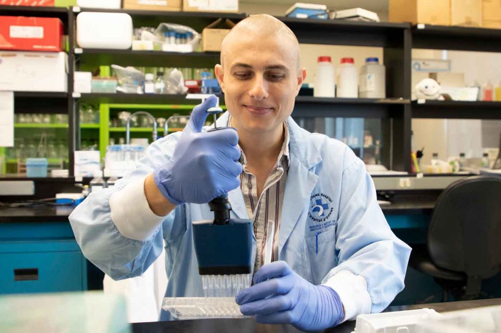 Le Dr Michele Ardolino pose dans son laboratoire.