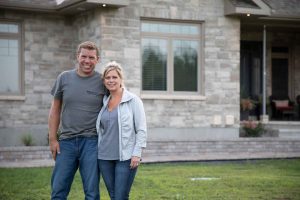 Adrian en compagnie de sa femme Shelly à l’extérieur de leur maison