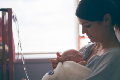 Jamie Eberts tient bébé Olivia dans ses bras