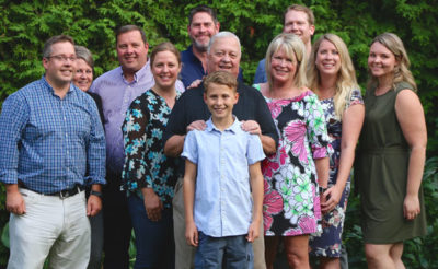 La famille Downey dans son jardin.