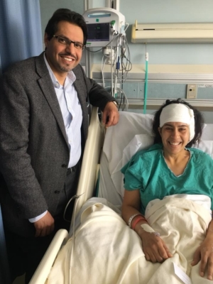 Natasha à l’hôpital avec le Dr Fahad Alkerayf