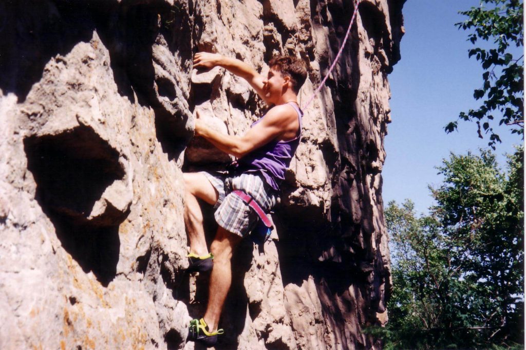 John est en pleine escalade.