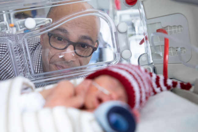 Le Dr Bernard Thébaud regarde un bébé prématuré dans un incubateur