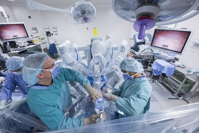 Surgeons at The Ottawa Hospital using the da Vinci Surgical 